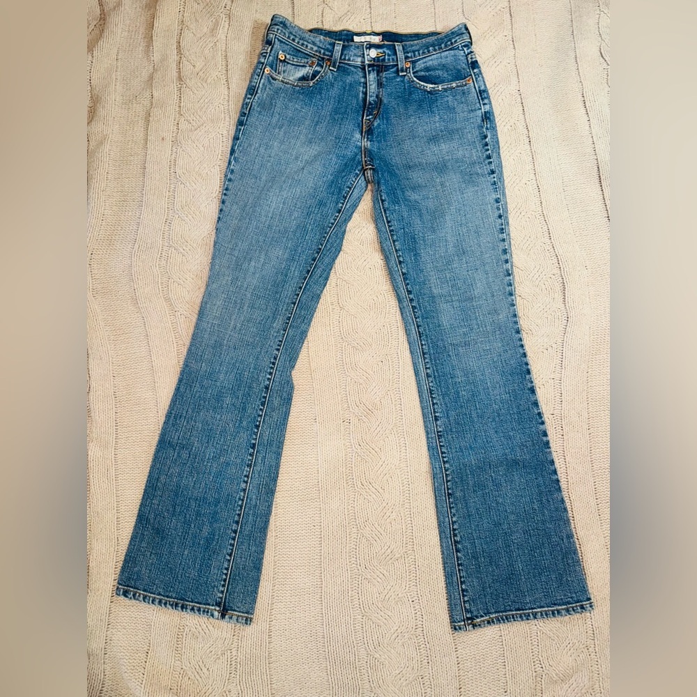 Vintage Levi's Women's Flare Jeans in Classic Blue